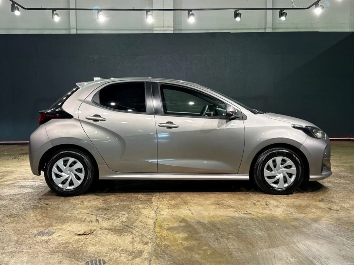 Toyota Yaris HYBRID 1.5L AUTOMATIC - CRUISE CONTRO - Image 3