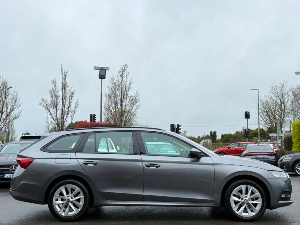 Skoda Octavia COMBI AMBITION 2.0TDI *IRISH CAR* - Image 4