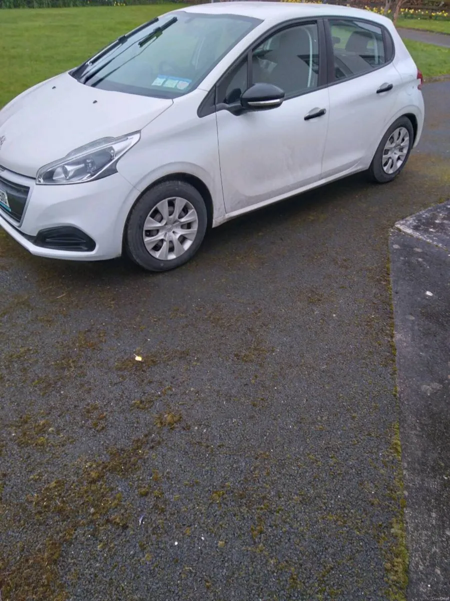 181 Peugeot 208 4 Door 1.2 L - Image 3