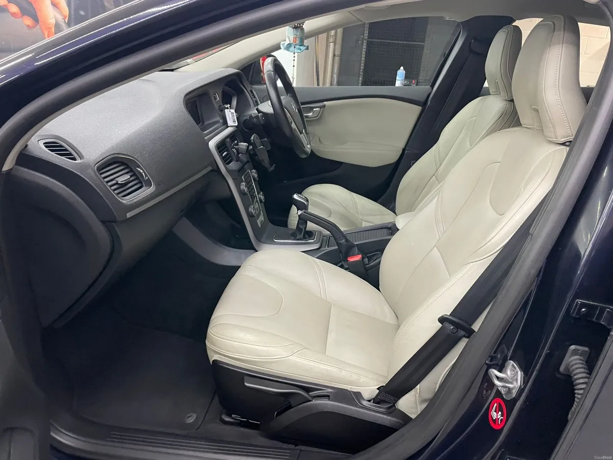 Volvo V40 D2 2.0 Diesel (152) – Drive E - Image 3