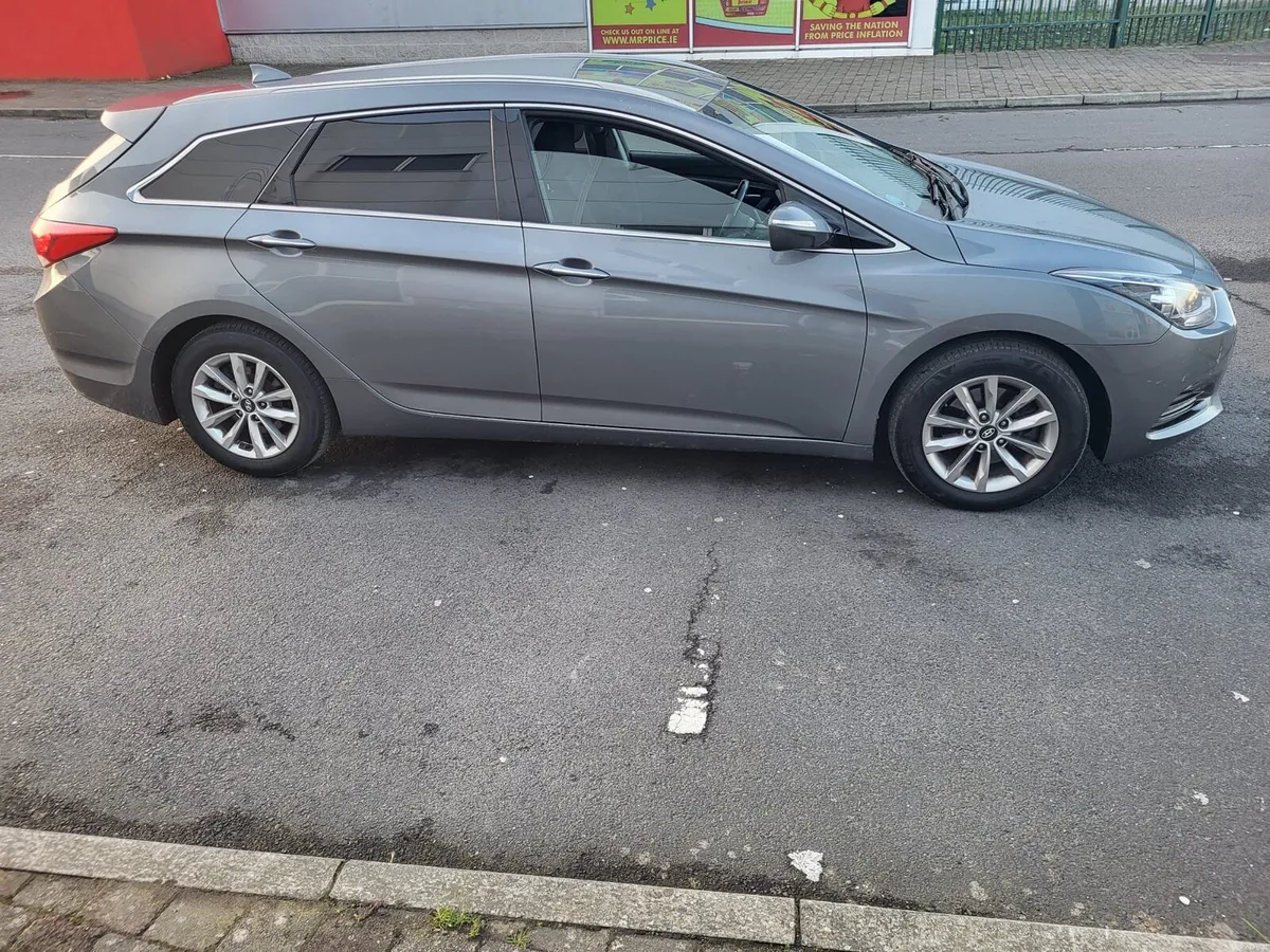 Hyundai i40 Estate - Image 2