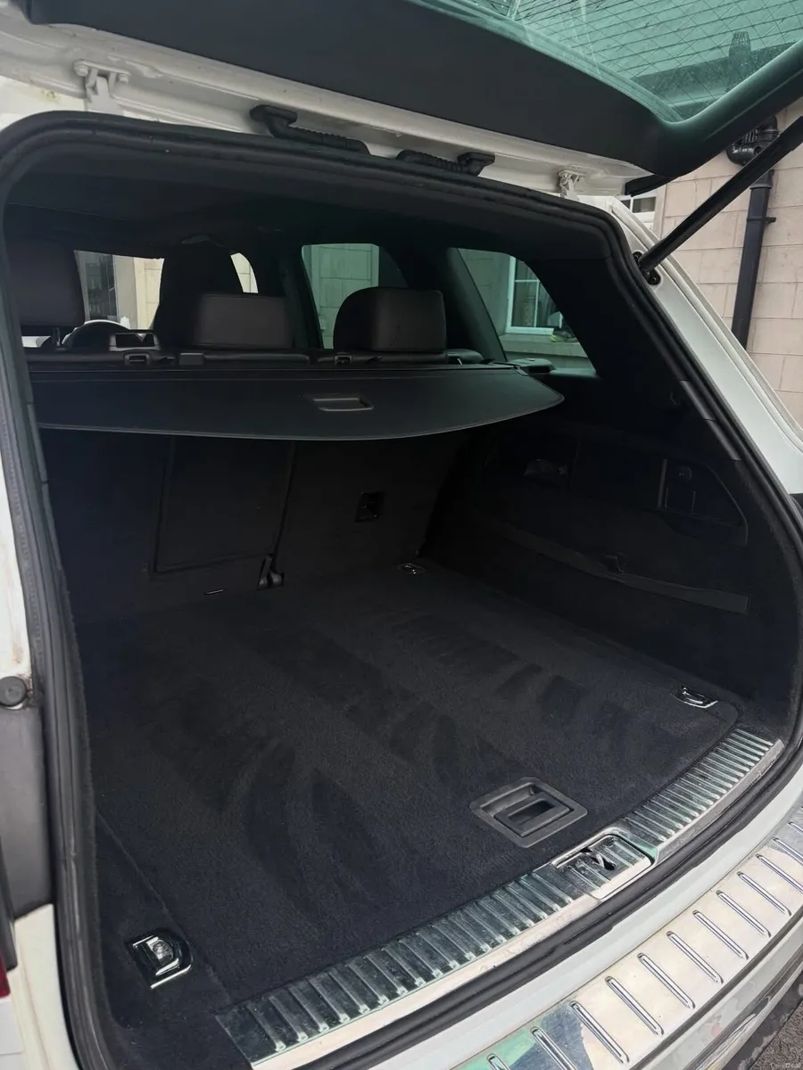 VW Touareg Jan 2017 - Image 2