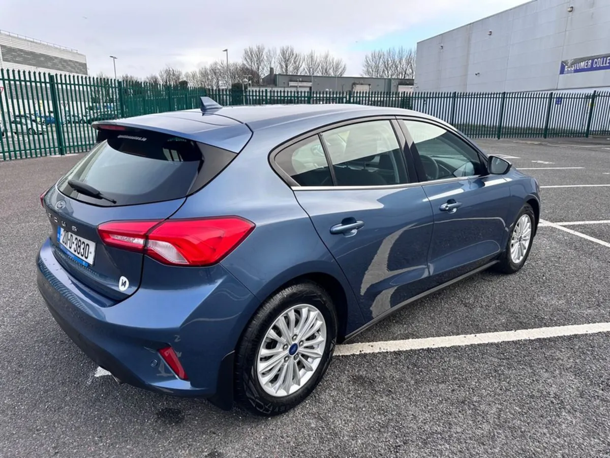 Ford Focus TITANIUM MODEL, LOW MILEAGE, FORD HISTO - Image 3