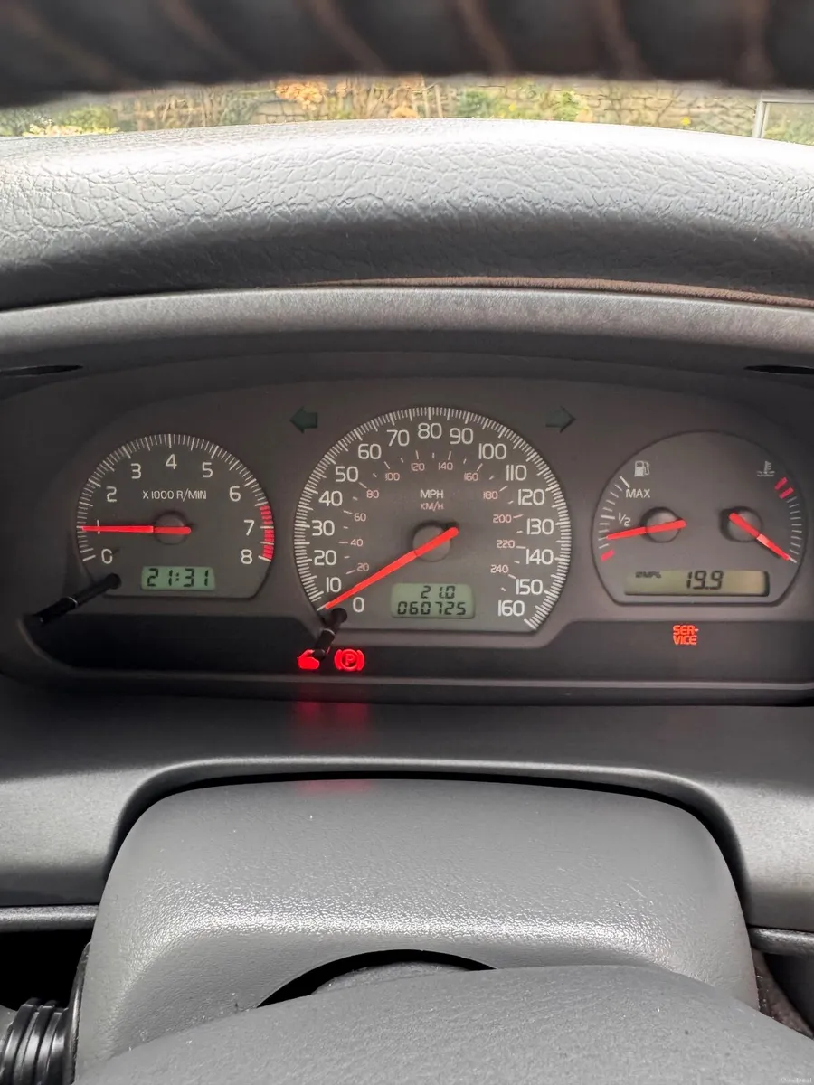 Volvo V40 2002 - Image 2