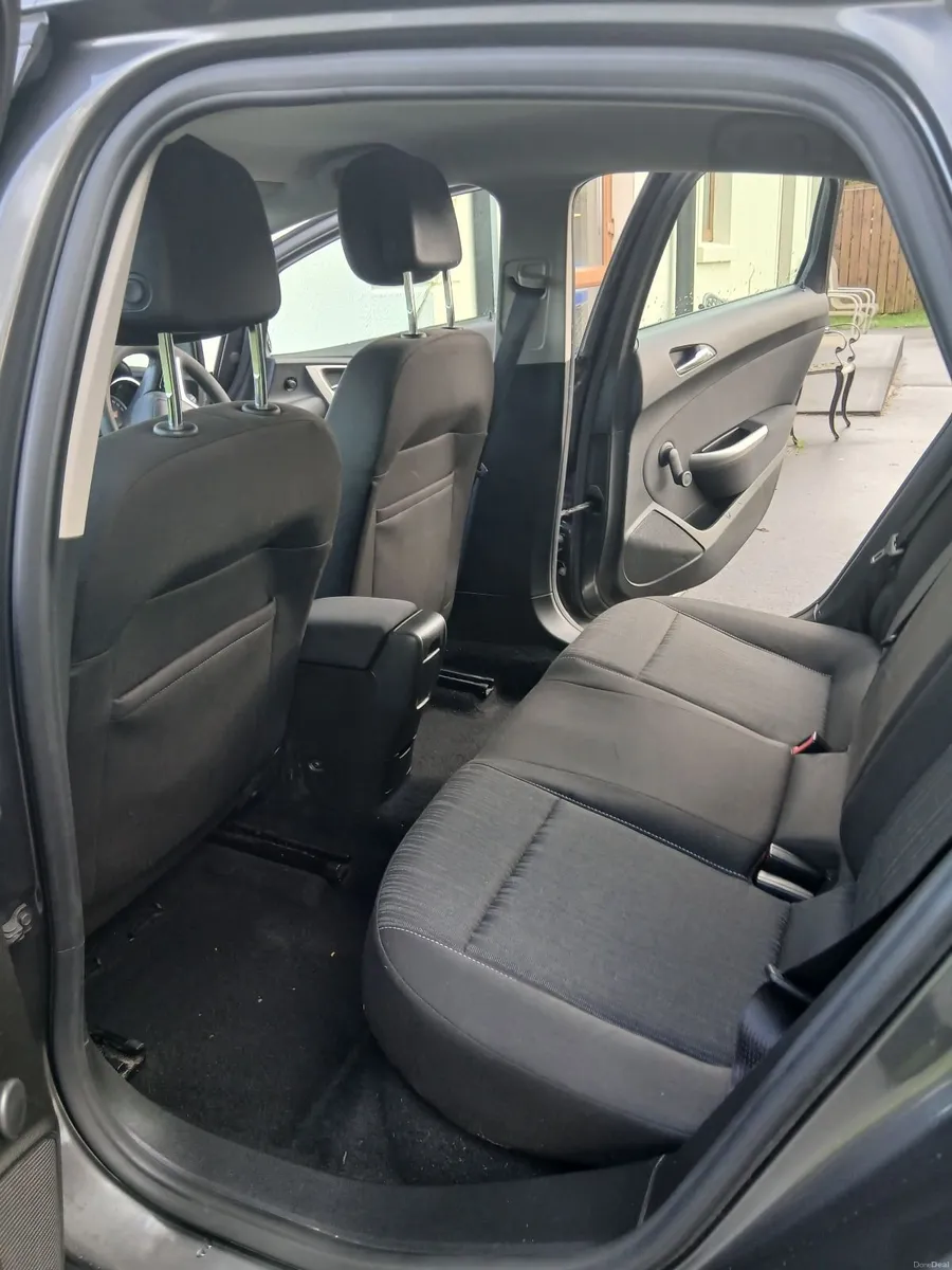 Opel Astra 2011 - Image 4