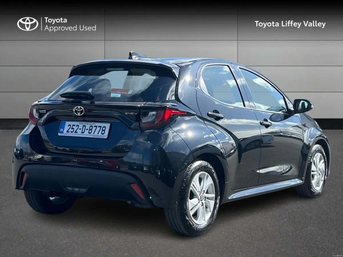 Toyota Yaris YARIS HYBRID 1.5 LUNA - Image 2
