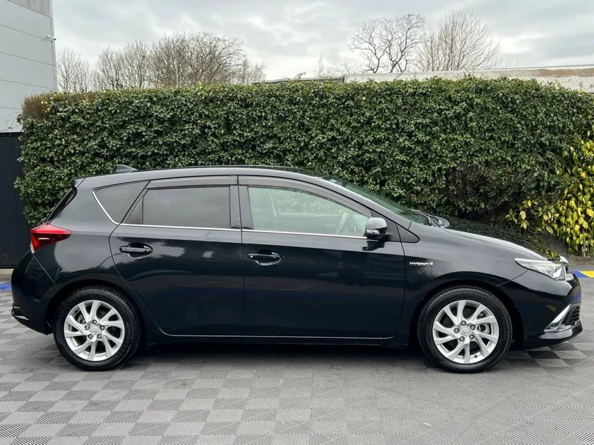 Toyota Auris 1.8 HYBRID AUTO // 16" ALLOYS // HALF - Image 2