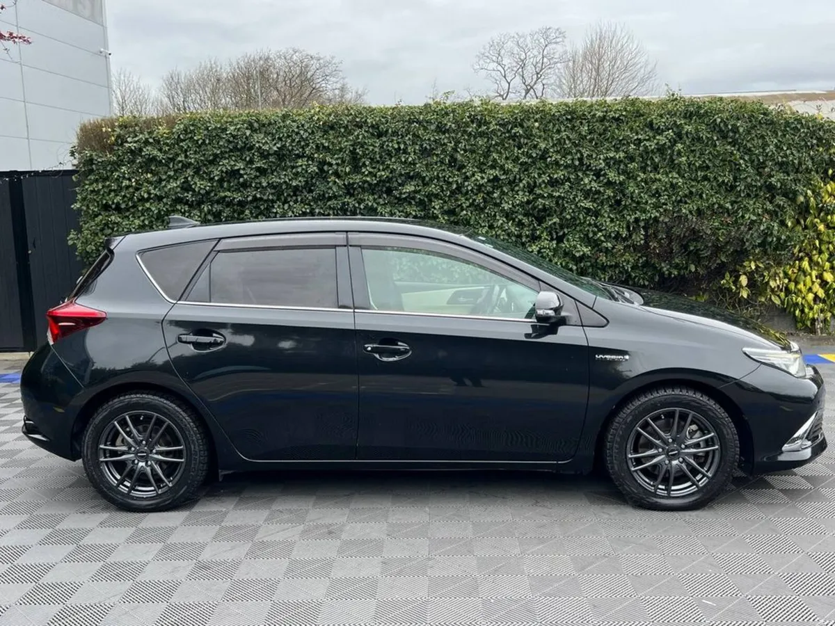 Toyota Auris 1.8 HYBRID // LEATHER HEATED SEATS // - Image 2