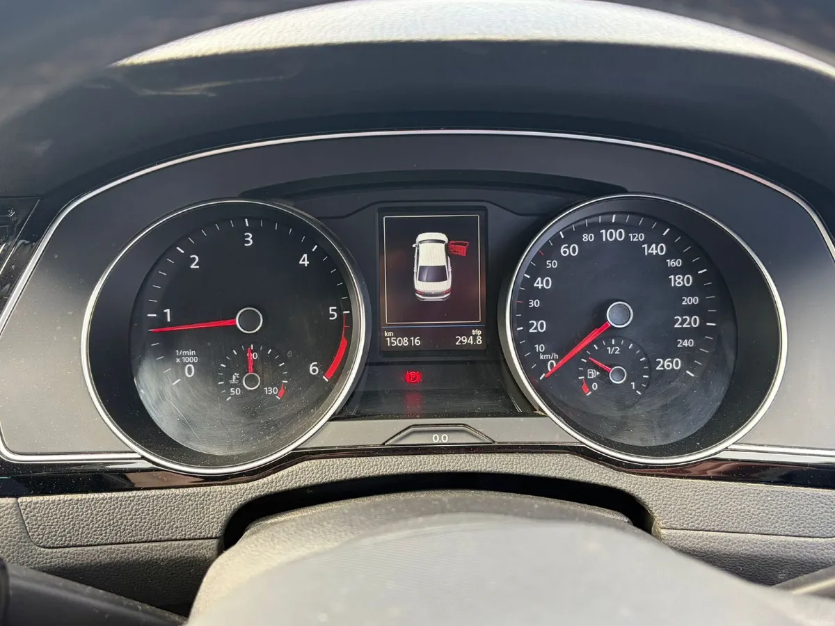 Volkswagen Passat 2021 - Image 2