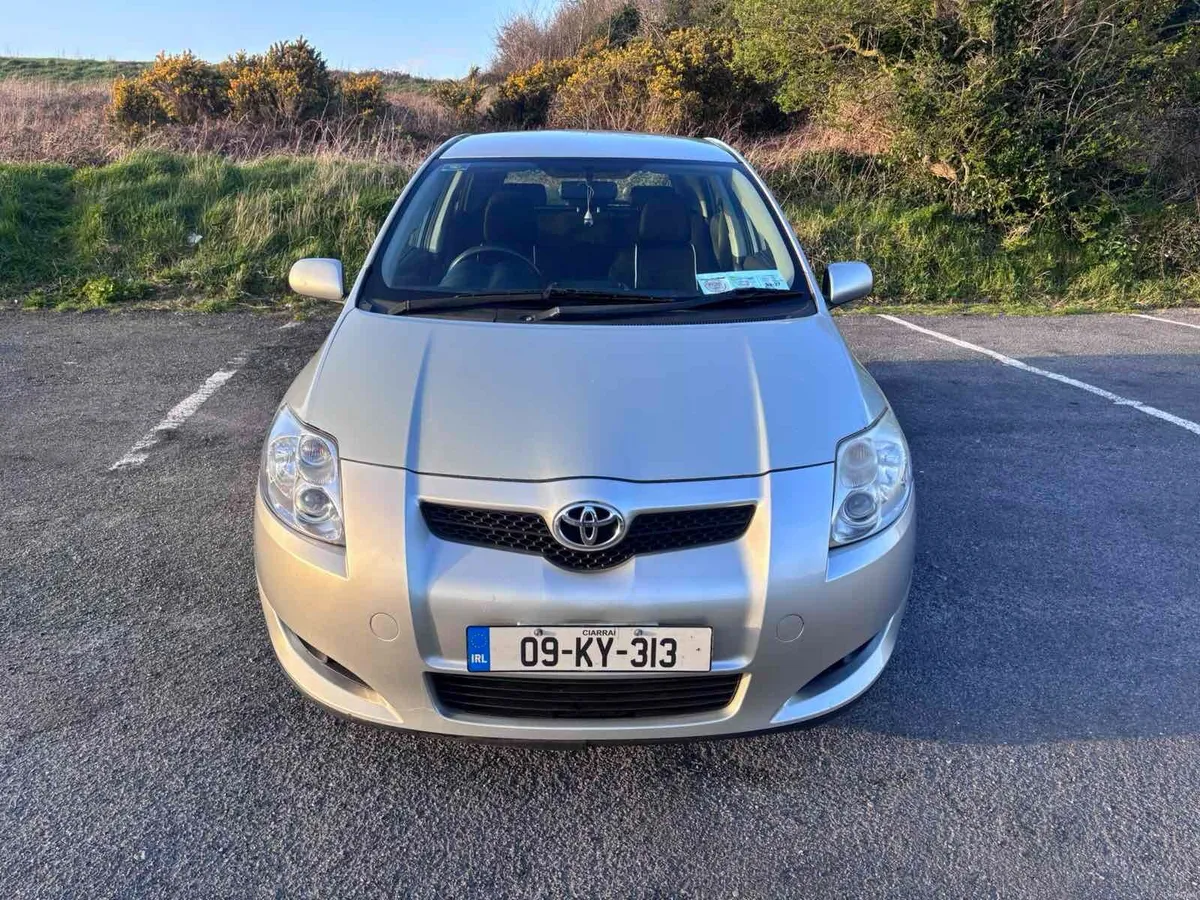 Toyota Auris 2009 - Image 2