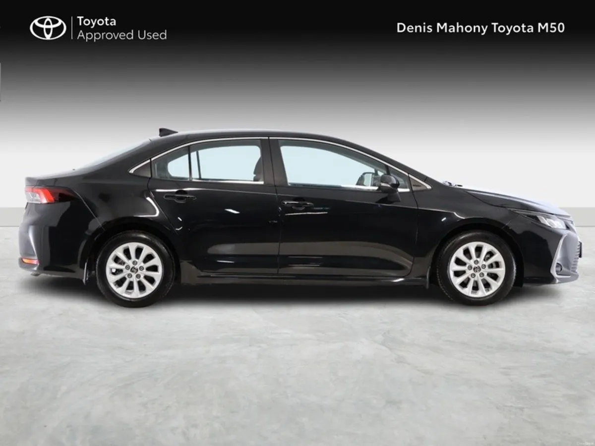 Toyota Corolla Luna Saloon Hybrid - Image 3