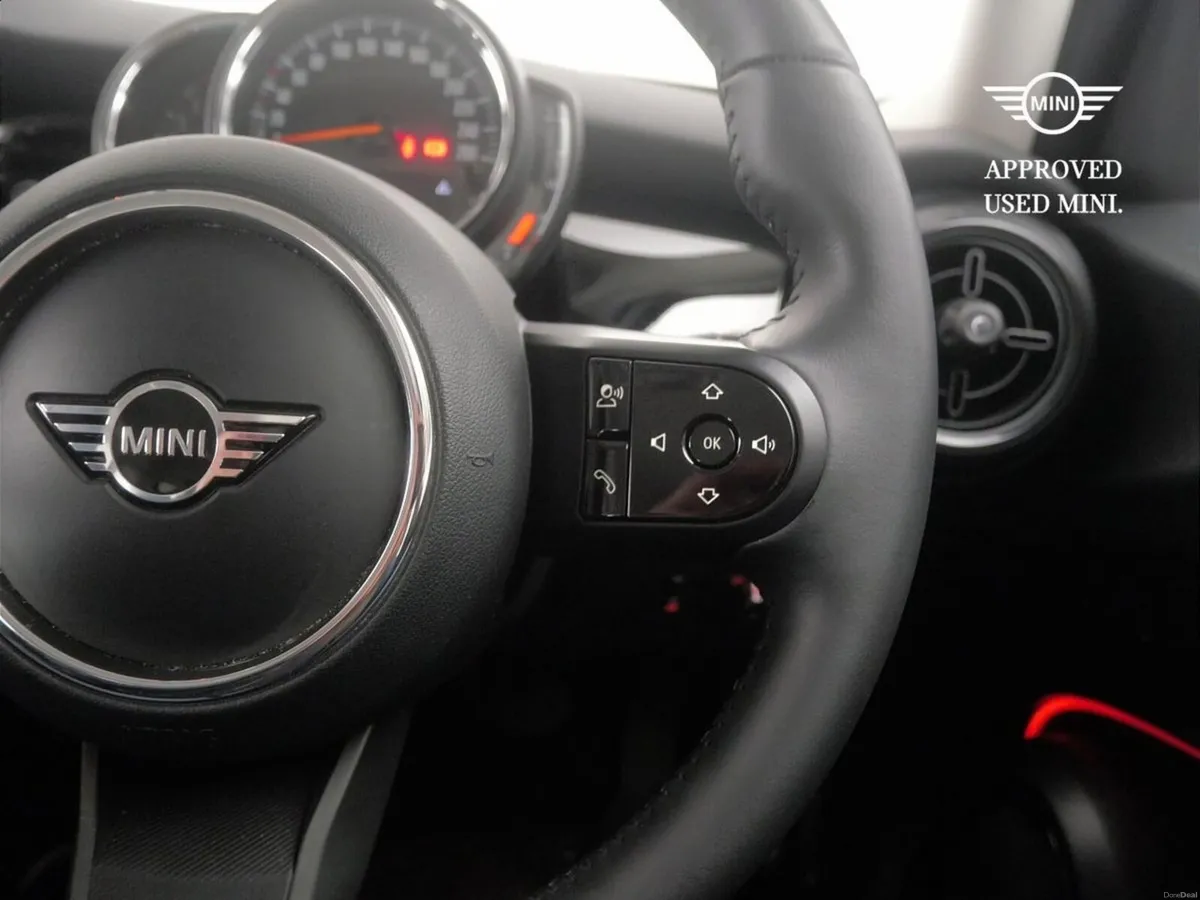 Mini Cooper 5-Door Cooper Classic - Image 3