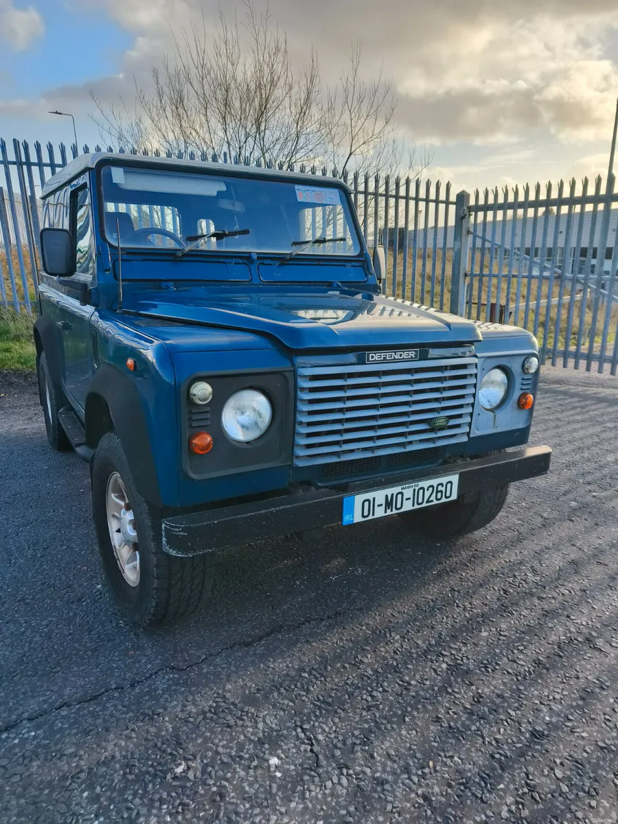 Land Rover Defender 2001 - Image 1