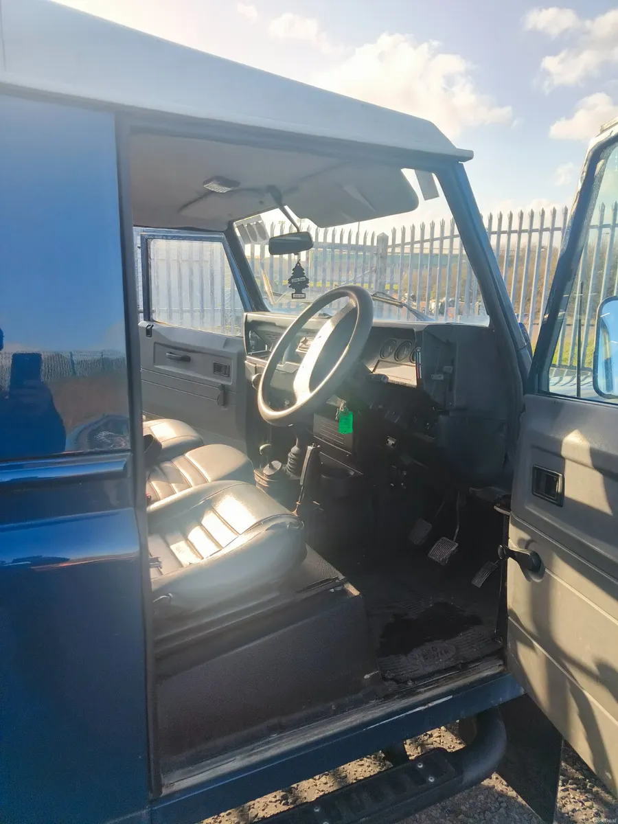 Land Rover Defender 2001 - Image 4