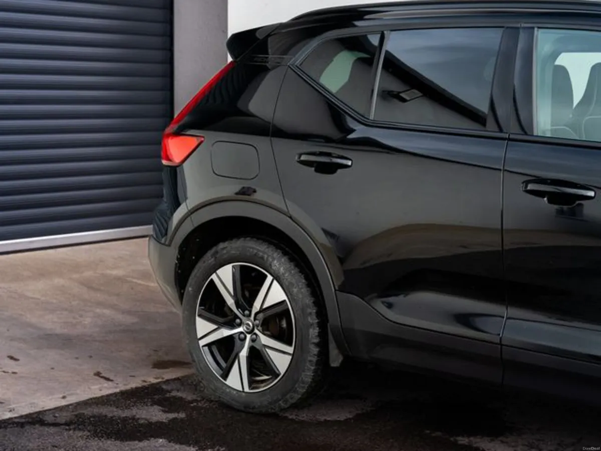 Volvo XC40 RECHARGE T4 R-DESIGN - Image 4