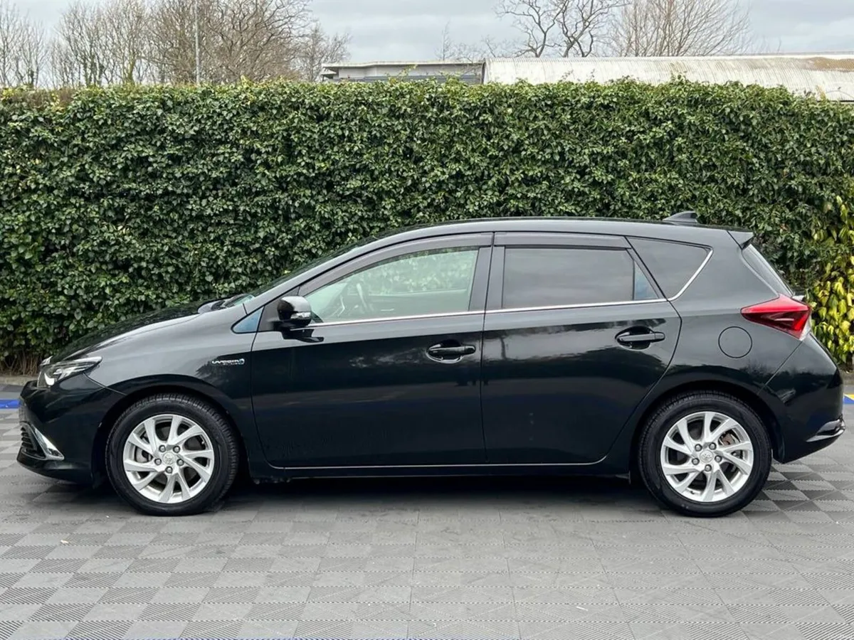 Toyota Auris 1.8 HYBRID // HALF LEATHER INTERIOR / - Image 3
