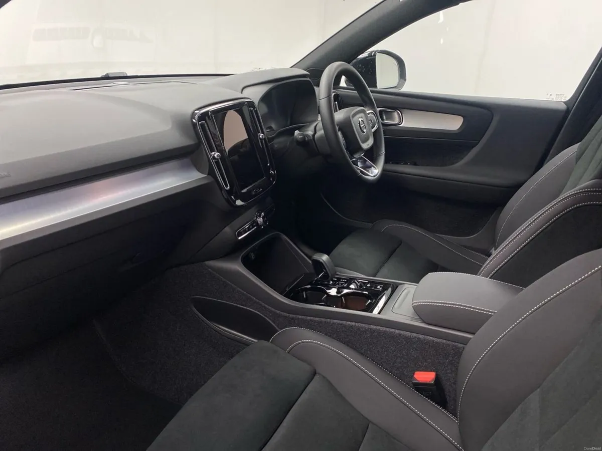 Volvo XC40 MILD HYBRID B3 PLUS in VAPOUR GREY - Image 3
