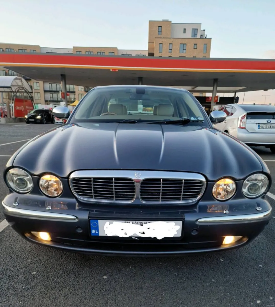 Jaguar XJ6 - Image 1