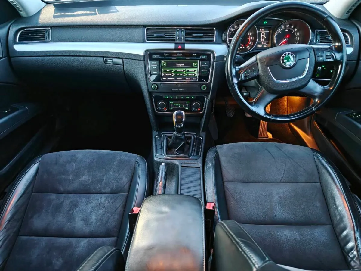 Skoda Superb 2.0 TDI estate - Image 4