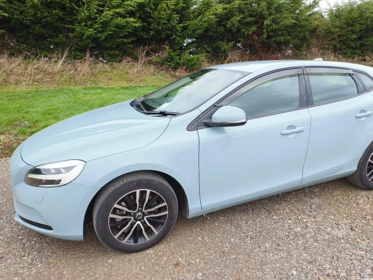 2017 Volvo V40 - Image 3