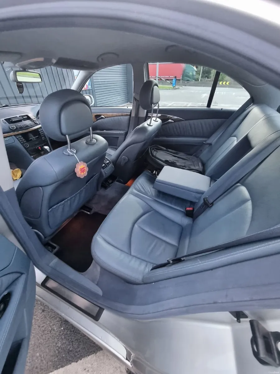 Mercedes-Benz E-Class 2005 - Image 2