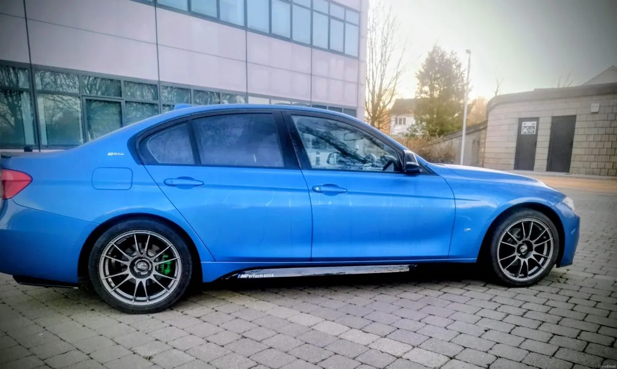 BMW 3-Series 2018 - Image 3