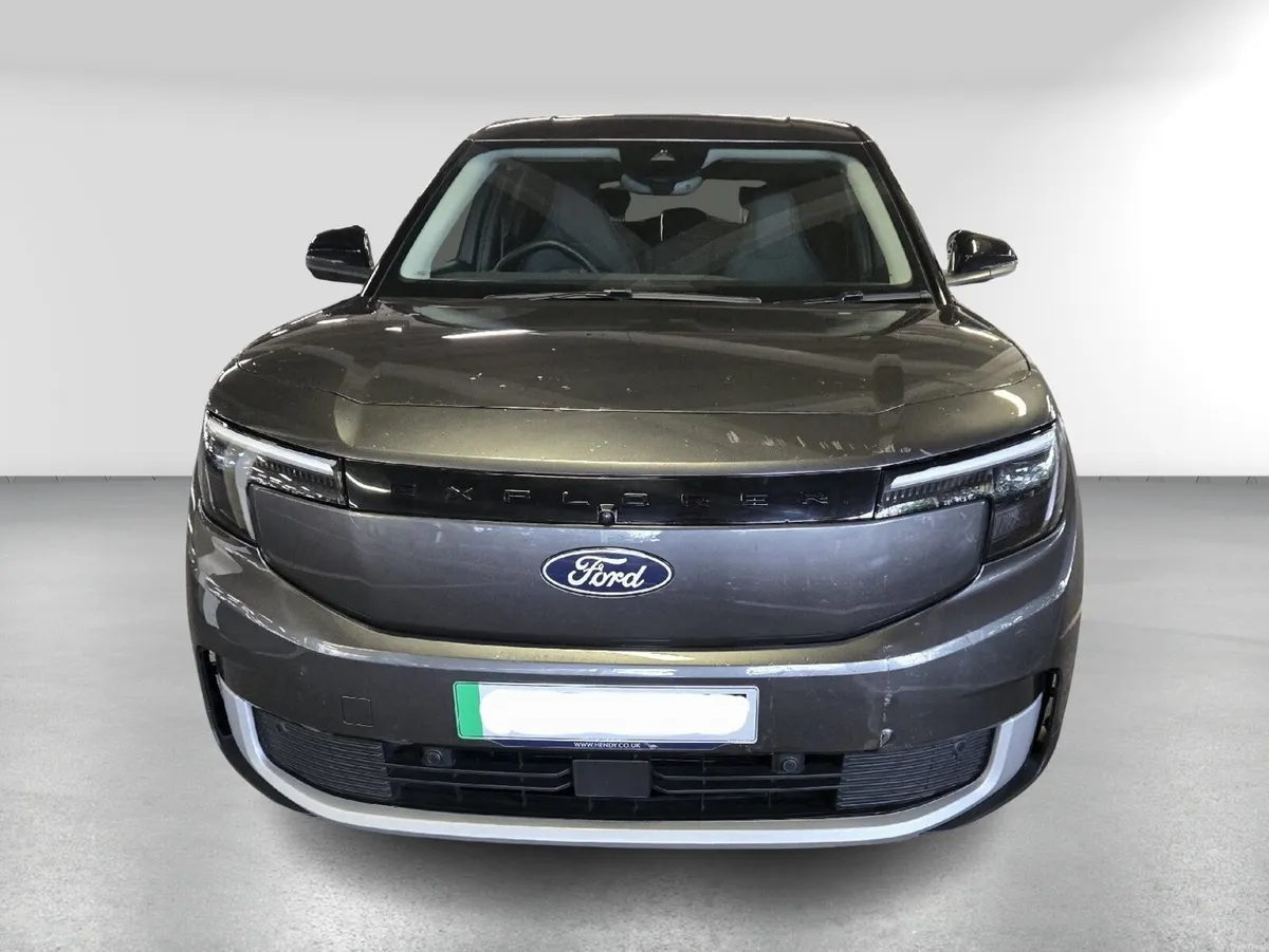 Ford Explorer 2024 Select with Driver Package - Image 3
