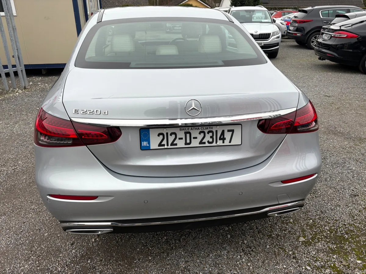 212 Mercedes-Benz E220 - Image 4