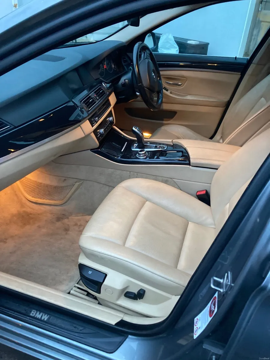 BMW 5-Series 2011 - Image 2