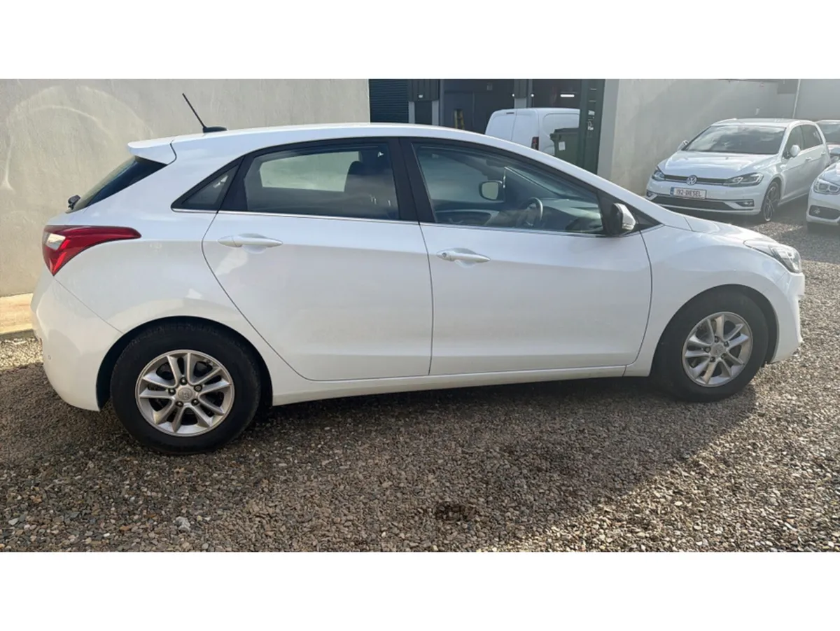 Hyundai i30 SE NAV BLUE DRIVE CRD CRDI - Image 3