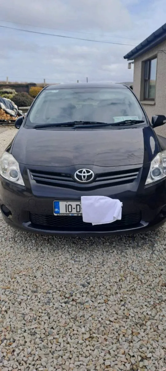 2010 Black Toyota Auris - Image 1