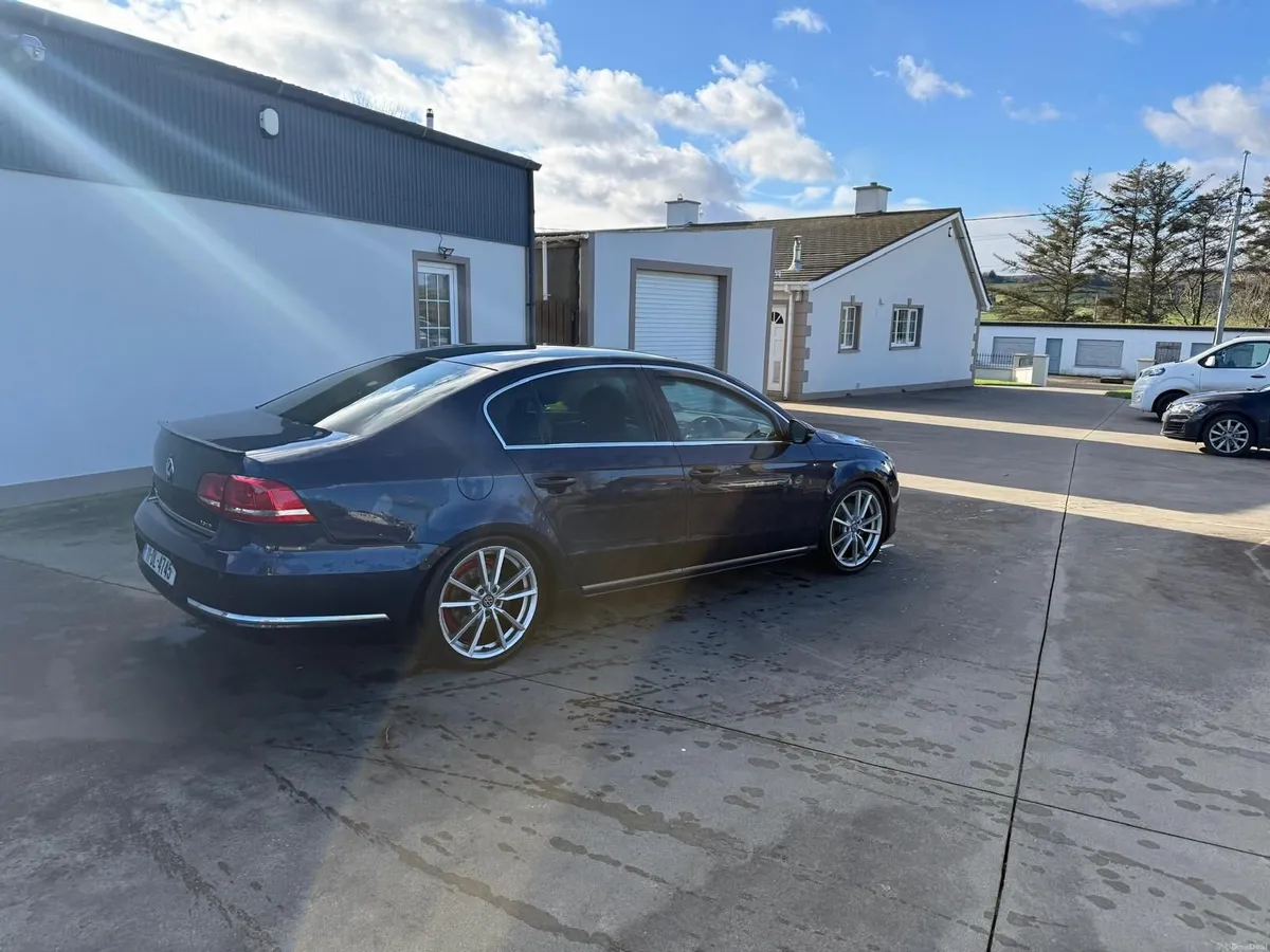 Volkswagen Passat 2011 - Image 2