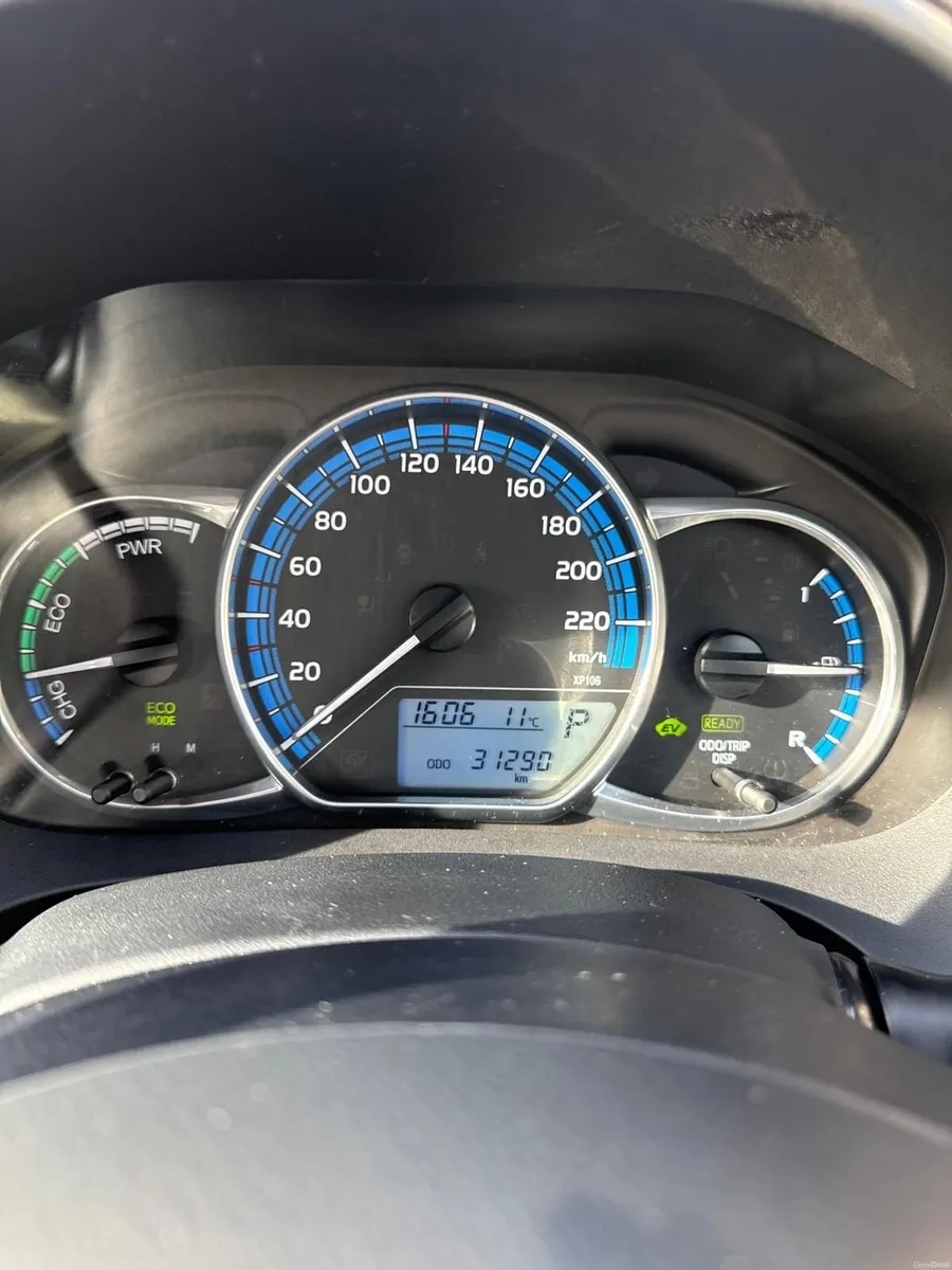 Toyota Yaris 2016 Hybrid Automatic 1.5 Low mileage - Image 2