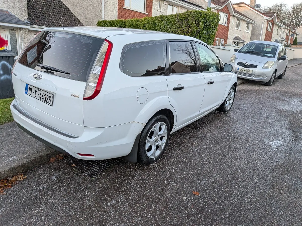 2010 Ford Focus - Image 2