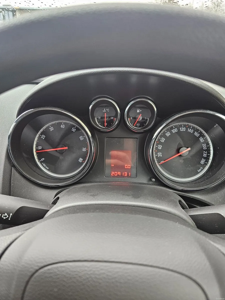 Opel Astra 2012 - Image 1