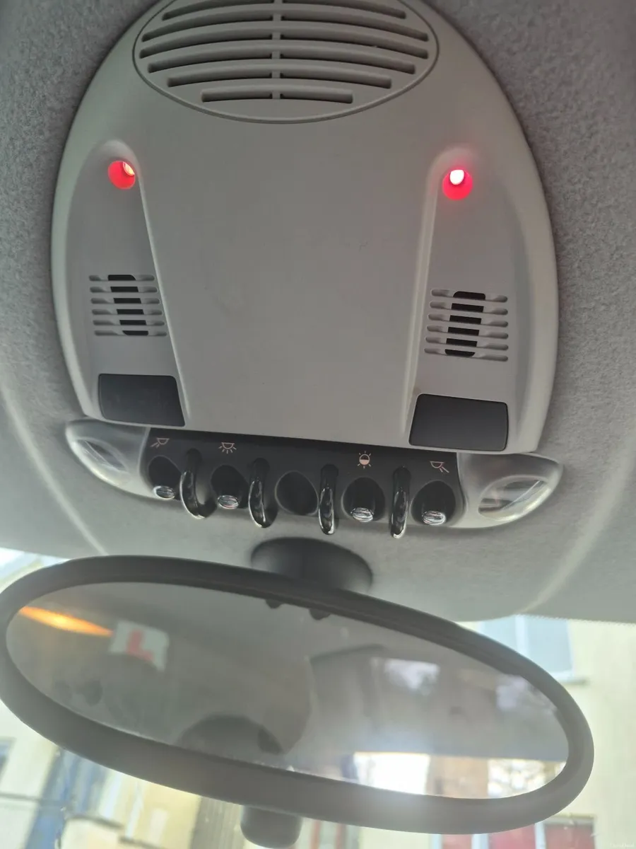 Mini Cooper 2010 - Image 2