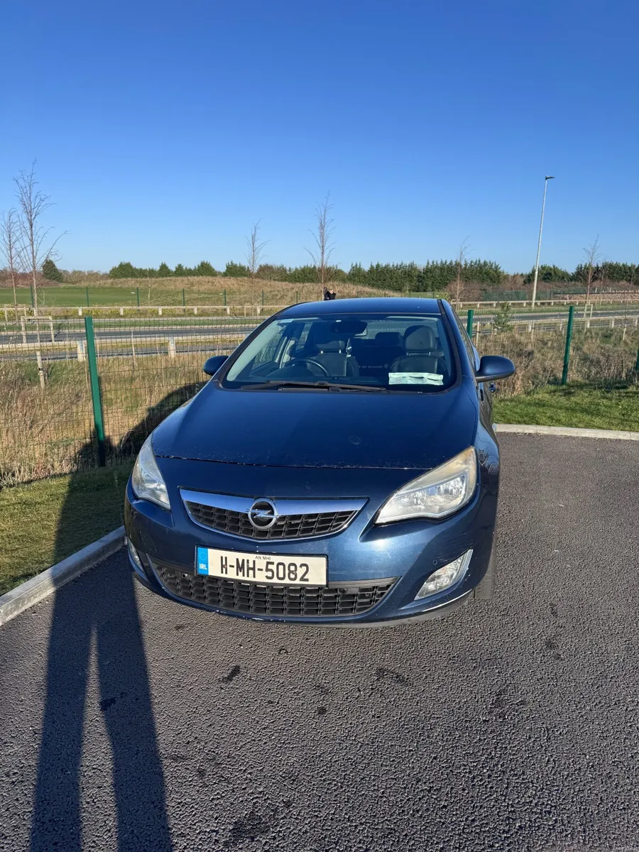 Vauxhall Astra 2011automatik - Image 1