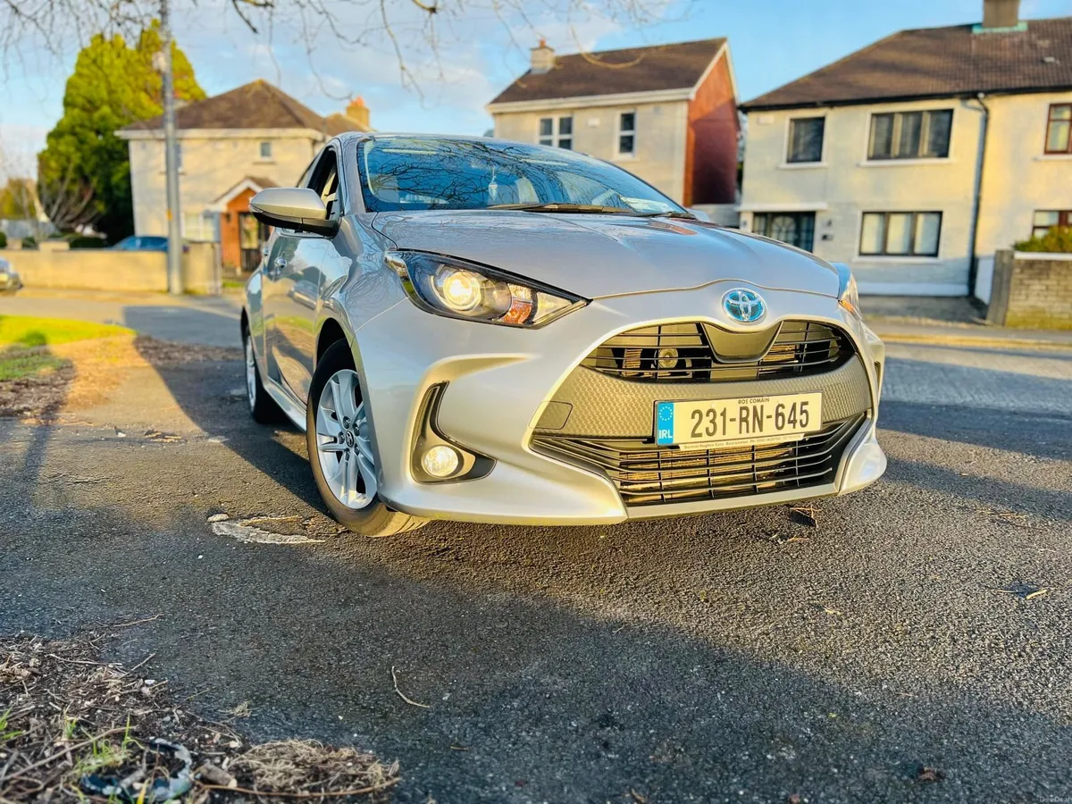 Toyota Yaris 2023 Hybrid Luna - Image 4