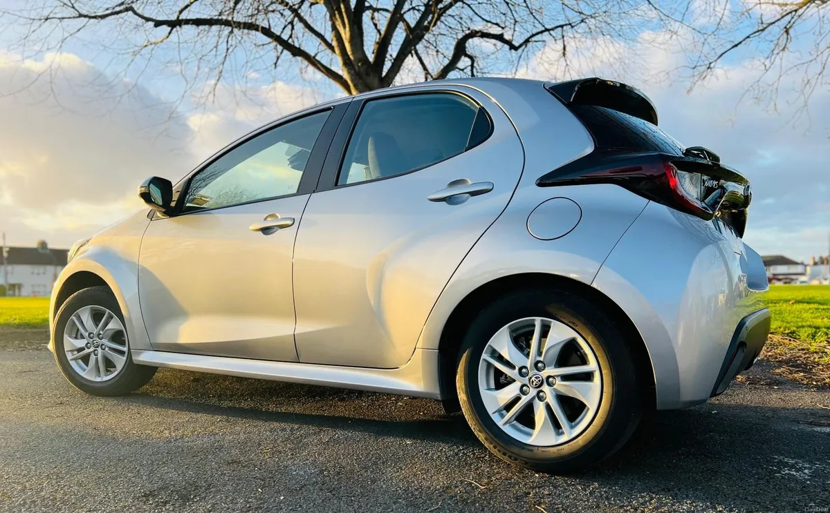 Toyota Yaris 2023 Hybrid Luna - Image 2