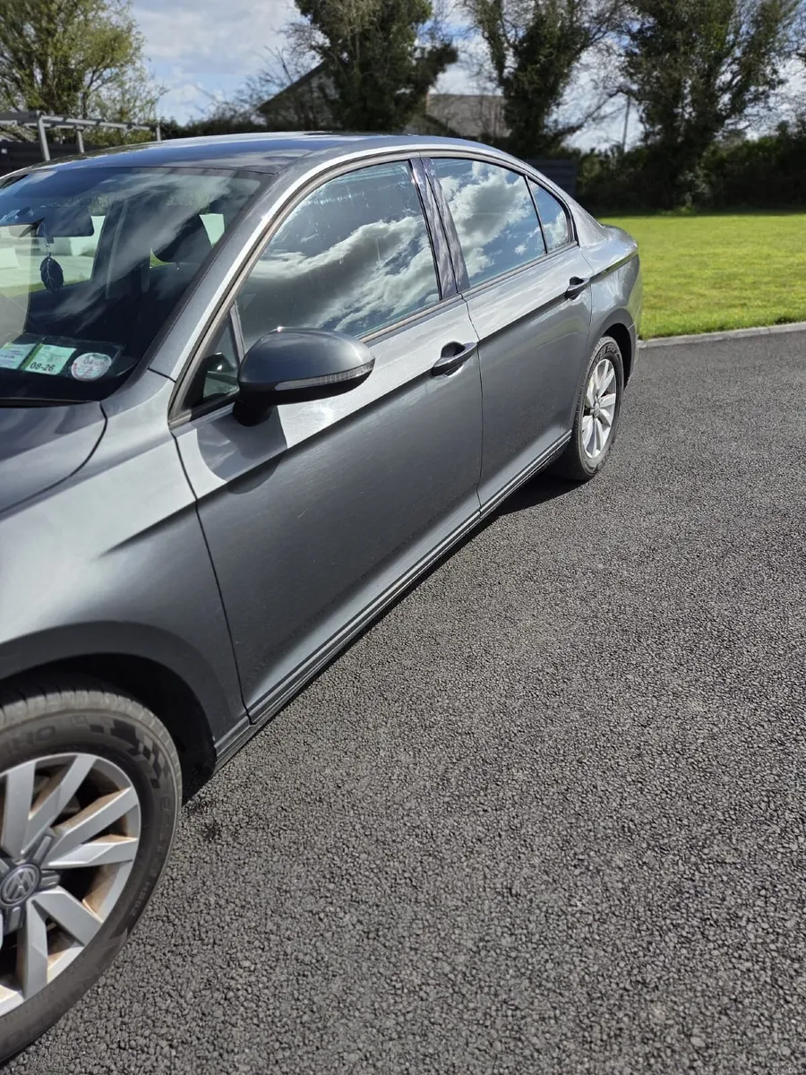 Volkswagen Passat 2016 - Image 2