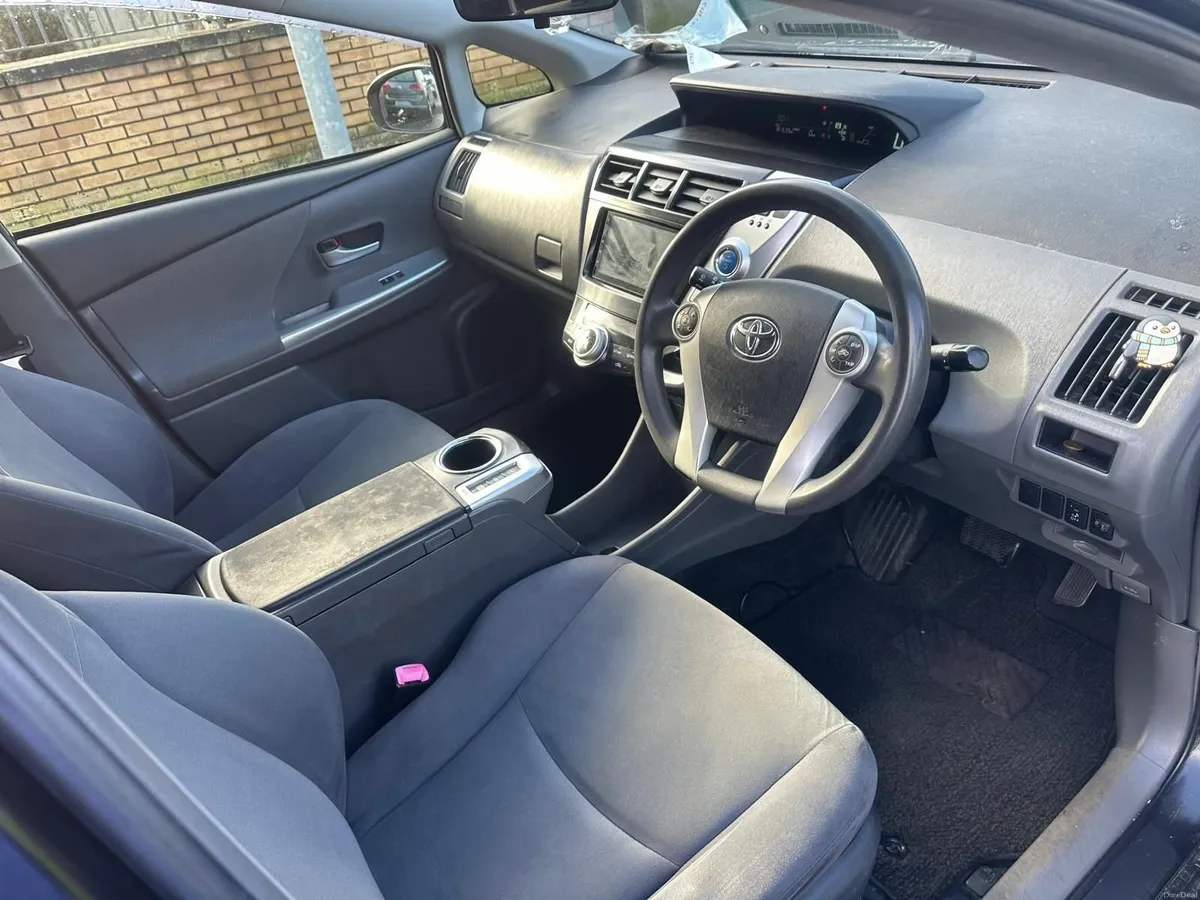 Toyota Prius Alpha 2013 - Image 2