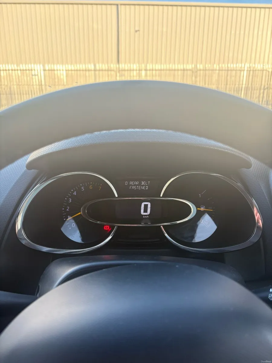 White Renault Clio - Image 3