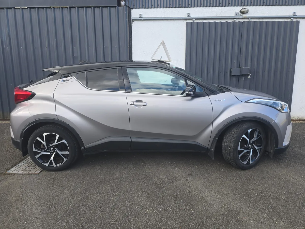 2017 Toyota C-HR Hybrid Luna Sport - Image 3