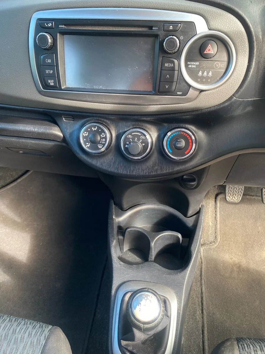 12 Toyota Yaris - Image 4