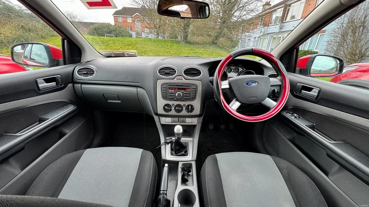 Ford Focus Style Red 1.6 TDCI 2010 - Image 2