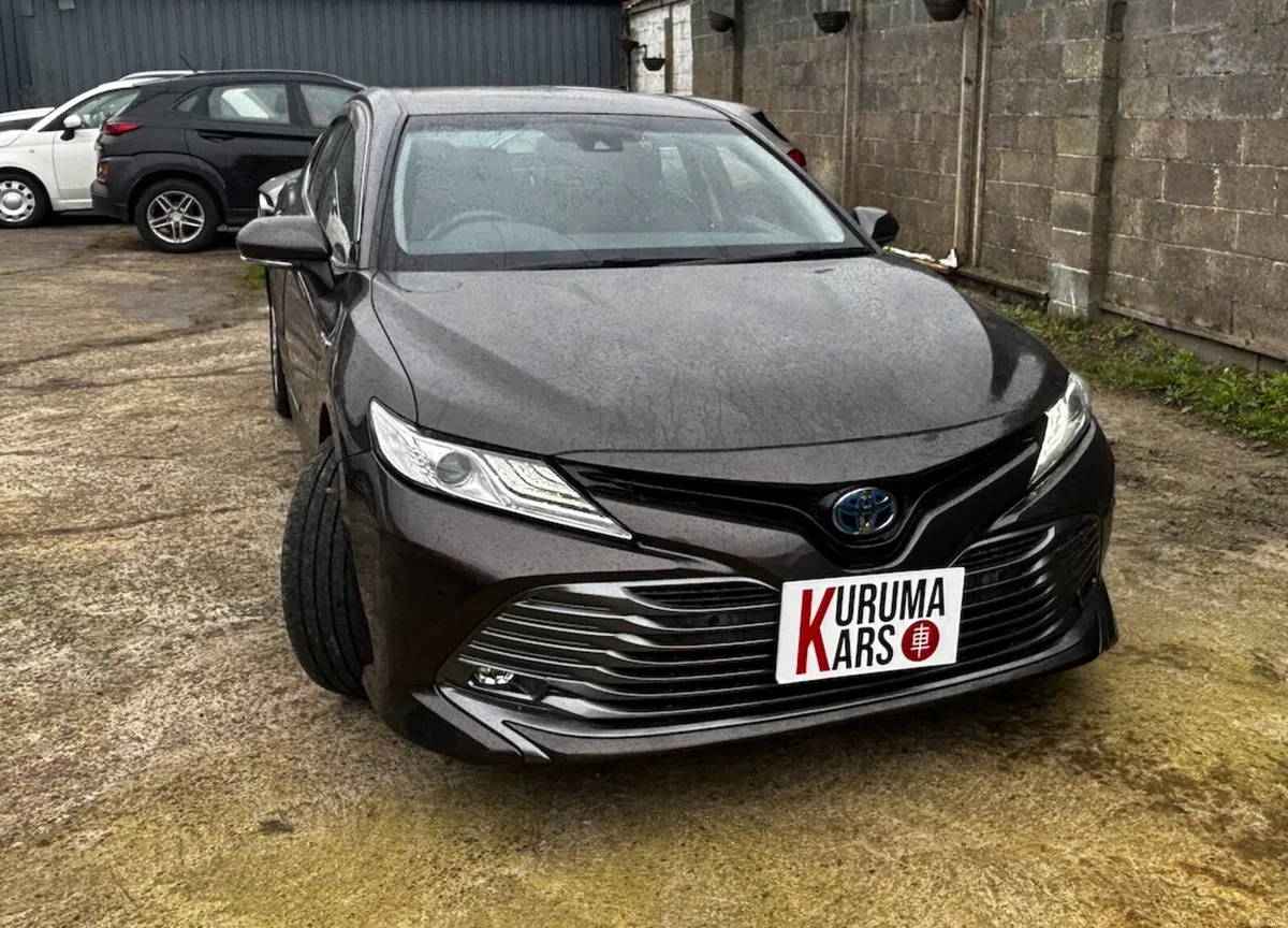 🚗 2017 Toyota Camry Hybrid  Low KM & Luxury - Image 1