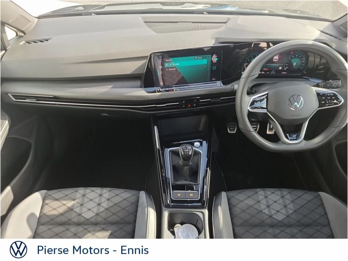 Volkswagen Golf 1.5 TSI 130HP R-Line - PAN ROOF + - Image 4