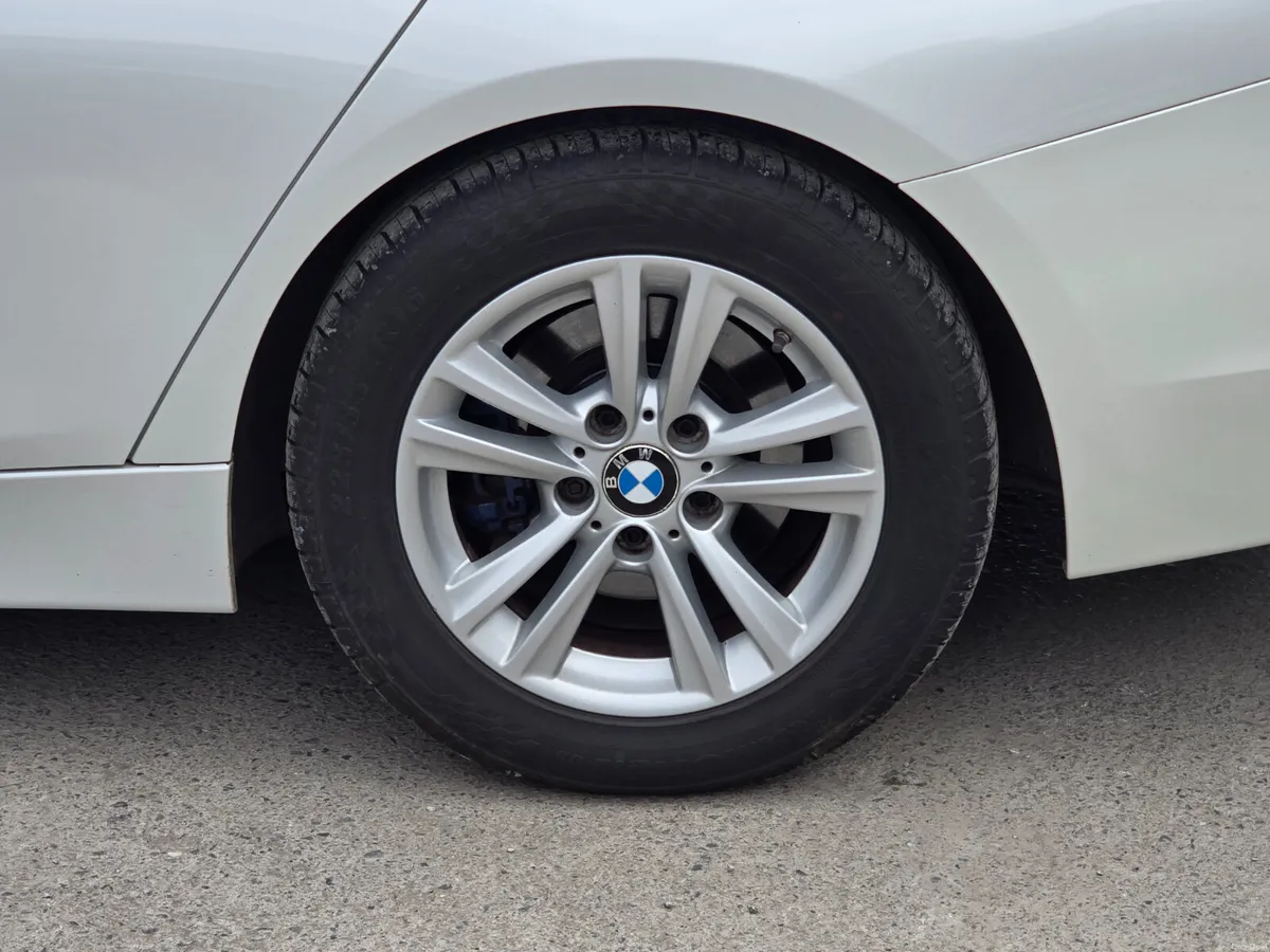 BMW 3-Series 2017 ESTATE 320D PEARLWHITE IMMACULAT - Image 6