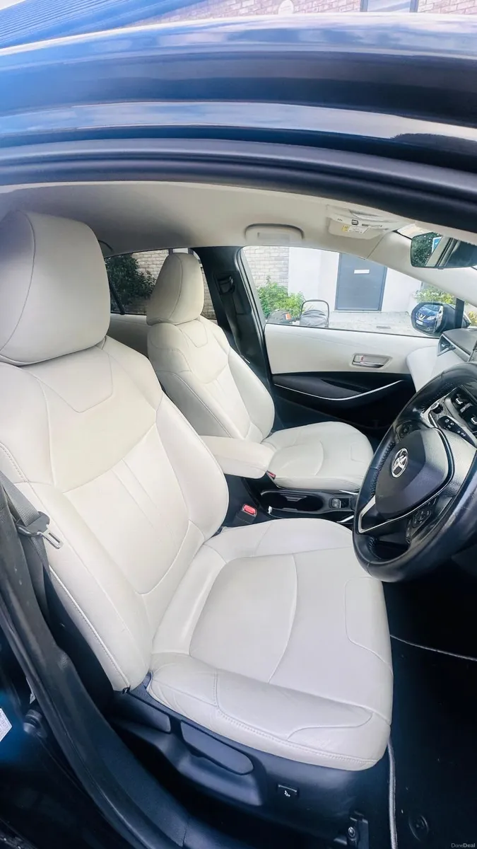 Toyota Corolla Hybrid Luna Touring Sport - Image 3