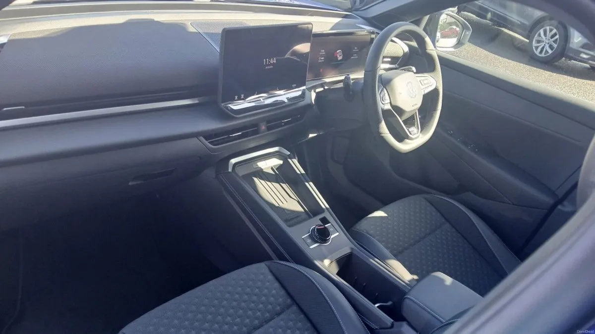 Volkswagen T-Roc R-LINE 1.5TSI 150HP MHEV **NEW T- - Image 3